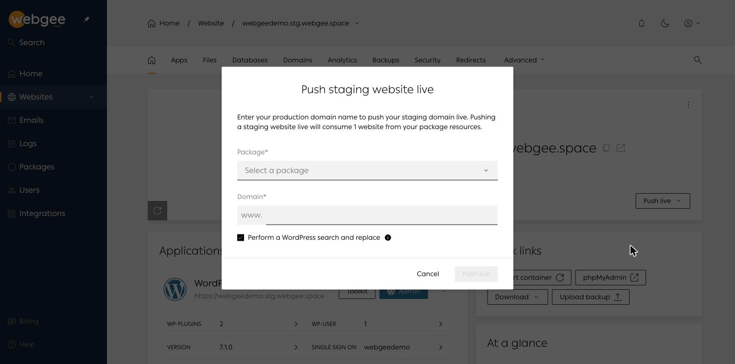 Cuadro de diálogo Push staging website live con los campos Package y Domain, la casilla Perform a WordPress search and replace marcada y los botones Cancel y Push live