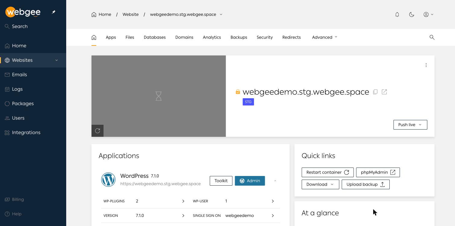 Vista general de un sitio de staging de WordPress Cloud en un dominio stg.webgee.space, con la etiqueta STG y el botón Publicar en vivo