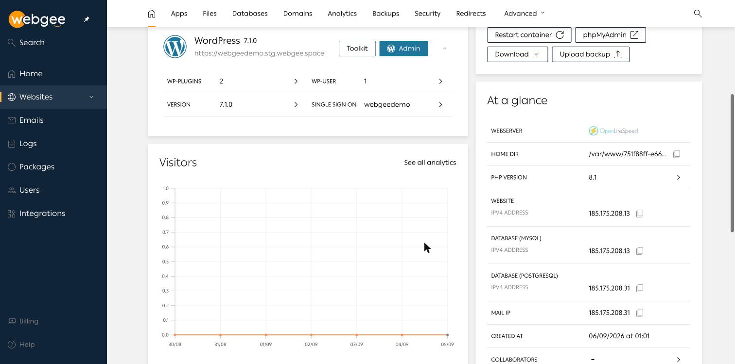 Vista general de un sitio en WordPress Cloud con la tarjeta de la aplicación WordPress, los botones Toolkit y Admin, los accesos rápidos y el panel De un vistazo que muestra OpenLiteSpeed y PHP 8.1