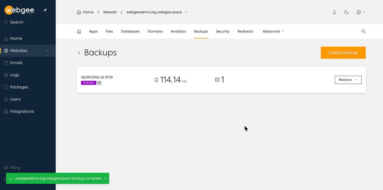 La página Copias de seguridad de WordPress Cloud con una copia manual completada, su marca de tiempo, tamaño y número de bases de datos, y un botón Restaurar