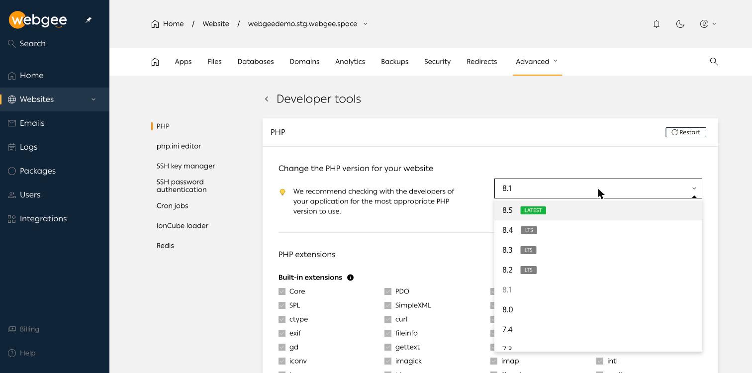 El panel de PHP en Herramientas para desarrolladores de WordPress Cloud con el desplegable de versiones abierto, que muestra 8.5 marcada como LATEST y 8.4, 8.3 y 8.2 marcadas como LTS, sobre la lista de extensiones integradas